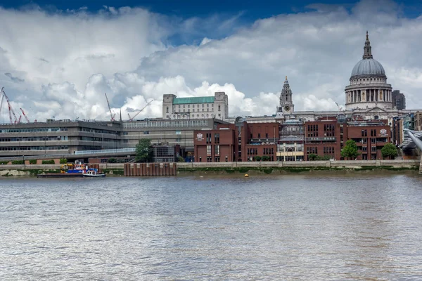 London, England - juni 15 2016: Fantastisk utsikt över St. Paul-katedralen i London, England — Stockfoto