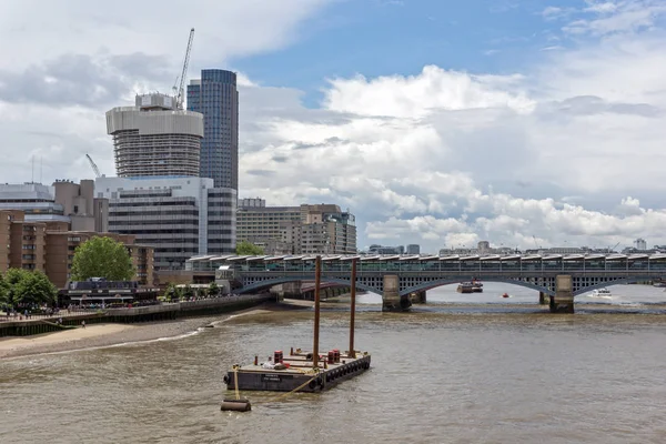 LONDRES, INGLÊS - JUNHO 15 2016: Vista panorâmica do Rio Tâmisa na cidade de Londres, Inglaterra — Fotografia de Stock