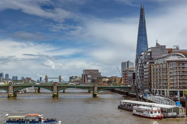 LONDRES, INGLATERRA - 15 DE JUNIO DE 2016: Vista panorámica del río Támesis en City of London, Inglaterra —  Fotos de Stock