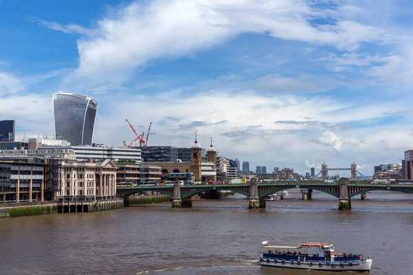 LONDON, ENGLAND - JUNE 15 2016: Panoramic view of Thames River in City of London, England — Stock Photo, Image