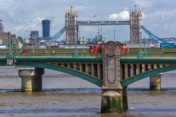 Londýn, Anglie - 15 června 2016: Panoramatický výhled na řeku Temži v Londýně, Anglie — Stock fotografie