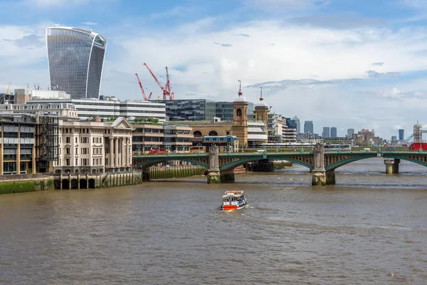 ЛОНДОН, Англия - 15 июня 2016 года: Панорамный вид на реку Темзу в Лондоне, Англия — стоковое фото