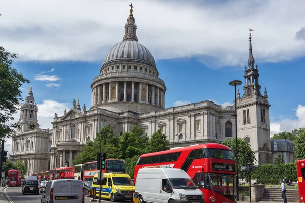 LONDRES, ENGLÂNDIA - JUNHO 15 2016: Vista incrível da Catedral de São Paulo em Londres, Inglaterra — Fotografia de Stock