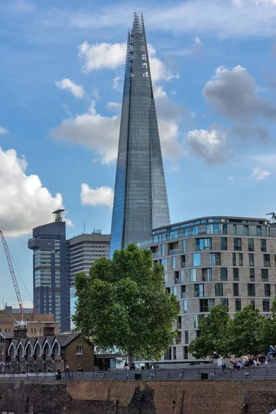 ЛОНДОН, Англия - 15 июня 2016 года: Панорама с Лондонским Тауэром и The Shard, Лондон, Англия — стоковое фото