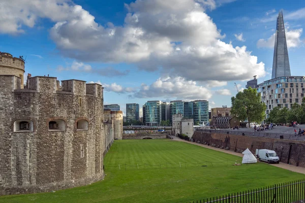 Londyn, Anglia - 15 czerwca 2016: Panorama z Tower of London i Odłamek, Londyn, Anglia — Zdjęcie stockowe