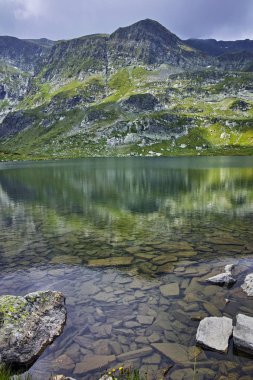 Sis muhteşem Manzaralı İkiz göl, Rila Yedi Göller üzerinde