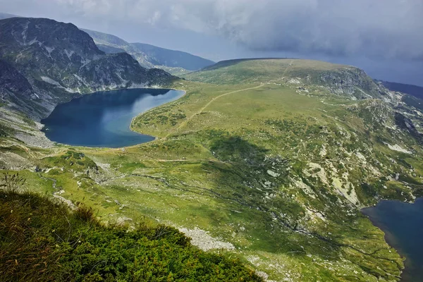 Incrível paisagem do lago do rim, os sete lagos de Rila — Fotografia de Stock