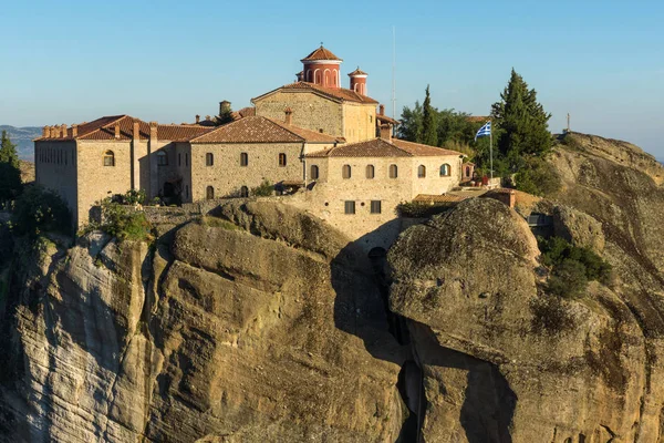 Incrível Panorama do Pôr-do-Sol do Santo Mosteiro de Santo Estêvão em Meteora — Fotografia de Stock