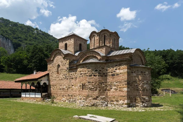 Increíble vista del monasterio medieval de Poganovo de San Juan el Teólogo —  Fotos de Stock