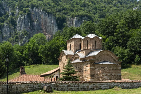 Fantastisk utsikt över medeltida Poganovo kloster Johannes Teologen — Stockfoto