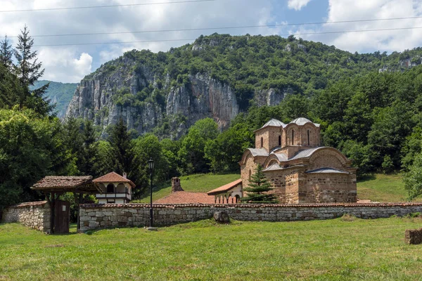 惊人的中世纪 Poganovo Monastery 的圣 · 约翰神学家观点 — 图库照片