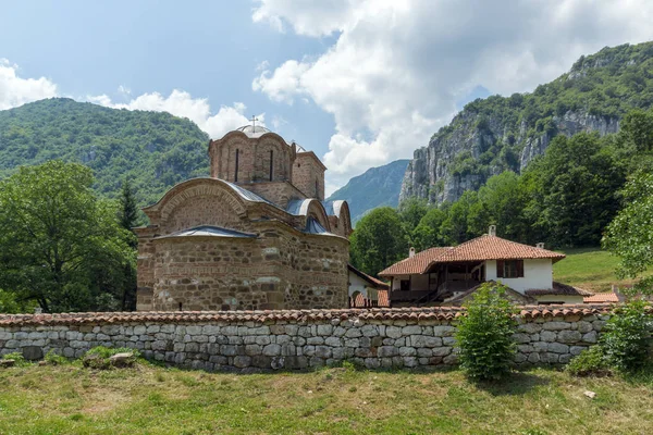 Atemberaubender Blick auf das mittelalterliche Poganovo-Kloster des heiligen Johannes des Theologen — Stockfoto