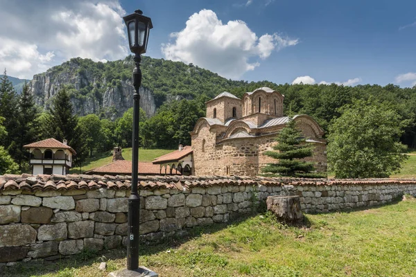 Adembenemend uitzicht op de middeleeuwse Poganovo klooster van St. Johannes de theoloog — Stockfoto