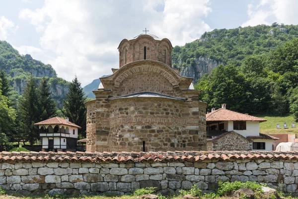 Vue imprenable sur le monastère médiéval de Poganovo de Saint-Jean le Théologien — Photo