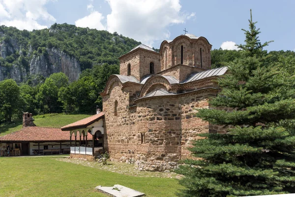 Vue imprenable sur le monastère médiéval de Poganovo de Saint-Jean le Théologien — Photo