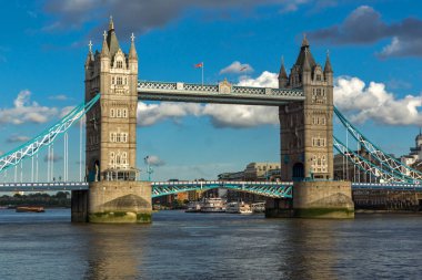 Londra - 15 Haziran 2016: Tower Bridge Londra gün batımı görünümü