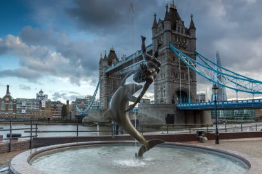 Londra - 15 Haziran 2016: Tower Bridge, Londra, İngiltere gün batımı görünümü