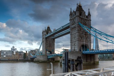 Londra - 15 Haziran 2016: Tower Bridge Londra gün batımı görünümü
