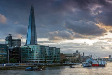 Londra, İngiltere - 15 Haziran 2016: Sunset Panorama Shard gökdelen ve Thames Nehri, İngiltere