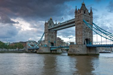 Londra - 15 Haziran 2016: Tower Bridge, Londra, İngiltere gün batımı görünümü