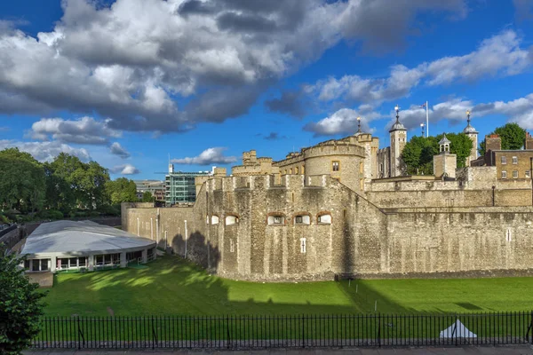 LONDRES, ANGLETERRE - 15 JUIN 2016 : Coucher de soleil sur la Tour historique de Londres — Photo