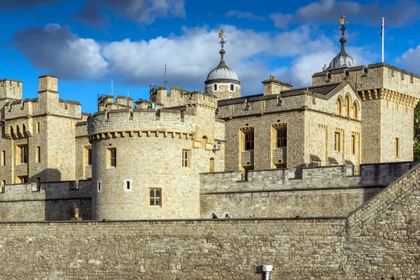 Londyn, Anglia - 15 czerwca 2016: Zachód słońca widok zabytkowy Tower of London — Zdjęcie stockowe