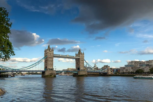 LONDRES, INGLATERRA - 15 DE JUNIO DE 2016: Vista al atardecer del Tower Bridge en Londres — Foto de Stock