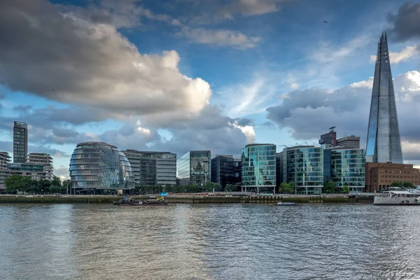 LONDRES, INGLATERRA - 15 DE JUNIO DE 2016: Sunset Panorama con el rascacielos The Shard y el río Támesis, Inglaterra —  Fotos de Stock