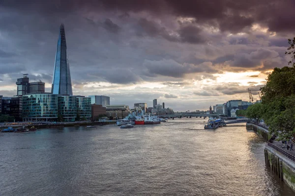 ЛОНДОН, Англия - 15 июня 2016 года: Панорама заката с небоскребом The Shard и рекой Темза, Англия — стоковое фото