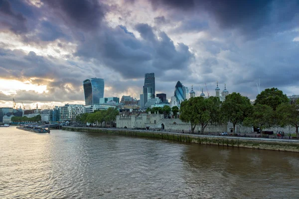LONDRES, ANGLETERRE - 15 JUIN 2016 : Coucher de soleil Skyline de Londres depuis Tower Bridge, Angleterre — Photo