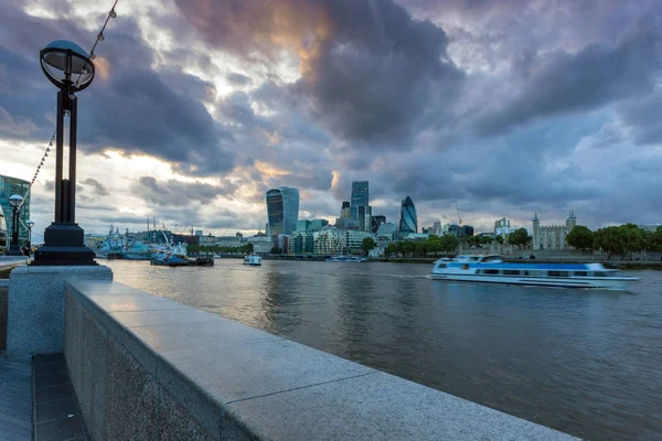 Londen, Engeland - 15 juni 2016: Zonsondergang Skyline van Londen uit Tower Bridge, Engeland — Stockfoto