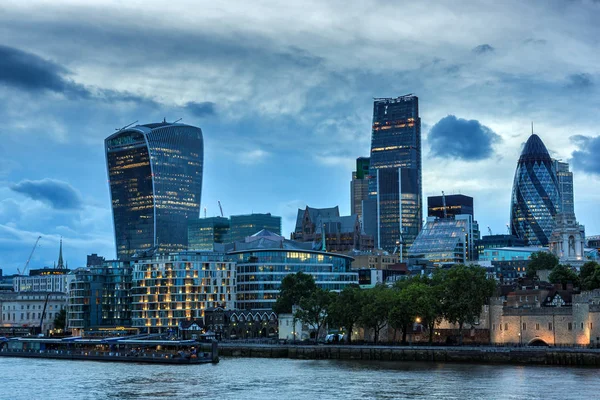 LONDRES, INGLATERRA - 15 DE JUNIO DE 2016: Sunset Skyline de Londres Desde Tower Bridge, Inglaterra —  Fotos de Stock