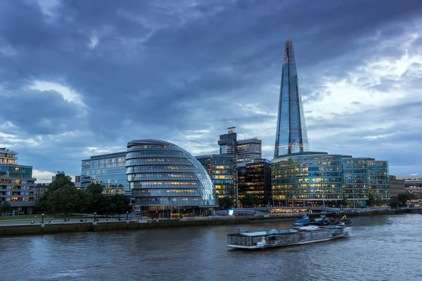 ЛОНДОН, Англия - 15 июня 2016 года: Панорама заката с небоскребом The Shard и рекой Темза, Англия — стоковое фото