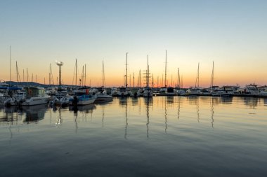 Sozopol, Bulgaristan - 11 Temmuz 2016: Süzebolu bağlantı noktası, Burgaz bölge, şaşırtıcı günbatımı
