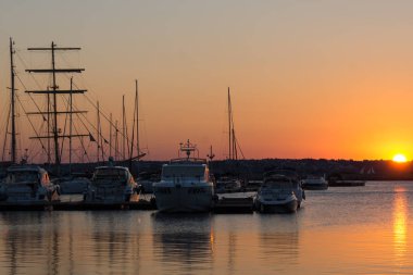 Sozopol, Bulgaristan - 11 Temmuz 2016: Süzebolu bağlantı noktası, Burgaz bölge, şaşırtıcı günbatımı