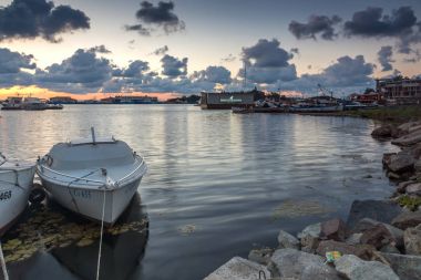 Sozopol, Bulgaristan - 12 Temmuz 2016: Süzebolu bağlantı noktası, Burgaz bölge, şaşırtıcı günbatımı