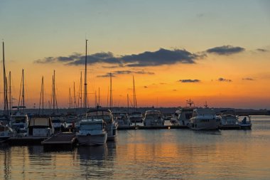 Sozopol, Bulgaristan - 13 Temmuz 2016: Süzebolu bağlantı noktası, Burgaz bölge, şaşırtıcı günbatımı