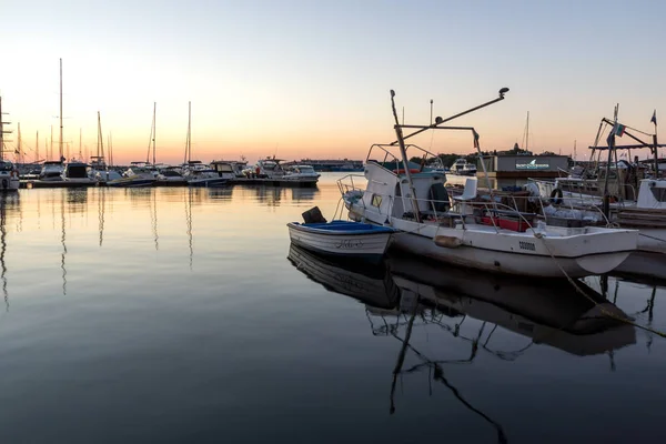 SOZOPOL, BULGARIA - 11 de julio de 2016: Puesta de sol increíble en el puerto de Sozopol, Región de Burgas — Foto de Stock