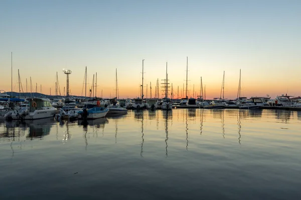 Sozopol, Bułgaria - 11 lipca 2016: Niesamowity zachód słońca w porcie w Sozopolu, Burgas Region — Zdjęcie stockowe