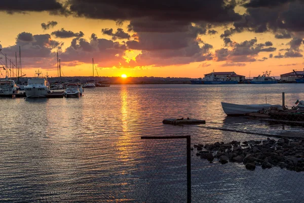 SOZOPOL, BULGARIA - 12 de julio de 2016: Puesta de sol increíble en el puerto de Sozopol, Región de Burgas — Foto de Stock