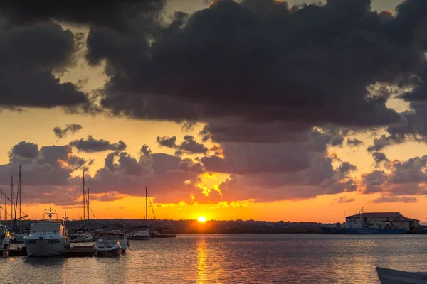 SOZOPOL, BULGARIA - 12 de julio de 2016: Puesta de sol increíble en el puerto de Sozopol, Región de Burgas — Foto de Stock