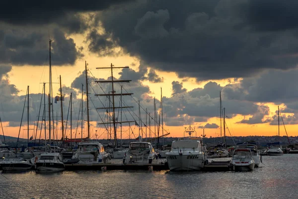 SOZOPOL, BULGÁRIA - 12 de julho de 2016: Amazing Sunset no porto de Sozopol, região de Burgas — Fotografia de Stock