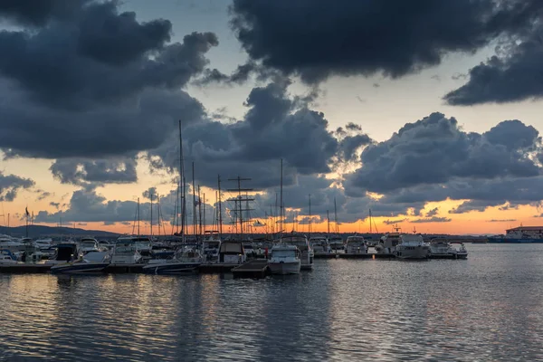 SOZOPOL, BULGARIA - 12 de julio de 2016: Puesta de sol increíble en el puerto de Sozopol, Región de Burgas — Foto de Stock