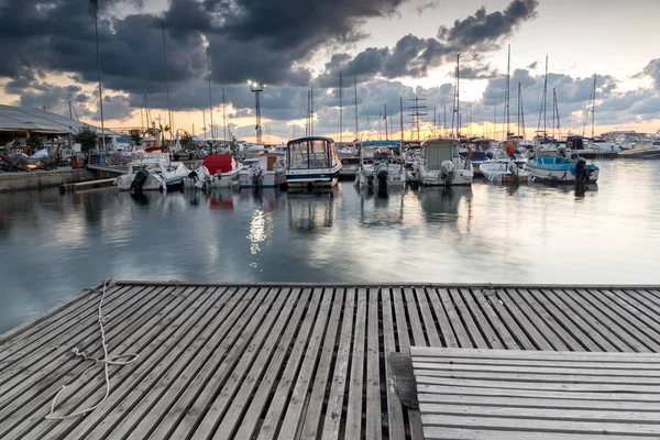 SOZOPOL, BULGARIE - 12 JUILLET 2016 : Coucher de soleil incroyable au port de Sozopol, région de Burgas — Photo