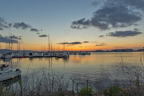 SOZOPOL, BULGARIA - 13 de julio de 2016: Puesta de sol increíble en el puerto de Sozopol, Región de Burgas — Foto de Stock