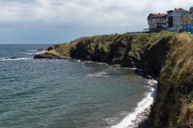 Ahtopol, Bulgaristan - 30 Haziran 2013: Sahil şeridi Ahtopol şehir panoraması