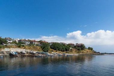 Ahtopol, Bulgaristan - 30 Haziran 2013: Ahtopol şehir, Burgaz bölge Liman Panoraması
