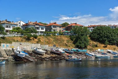 Ahtopol, Bulgaristan - 30 Haziran 2013: Ahtopol şehir, Burgaz bölge Liman Panoraması