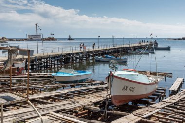 Ahtopol, Bulgaristan - 30 Haziran 2013: Ahtopol şehir, Burgaz bölge Liman Panoraması