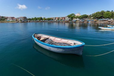 Ahtopol, Bulgaristan - 30 Haziran 2013: Ahtopol şehir, Burgaz bölge Liman Panoraması